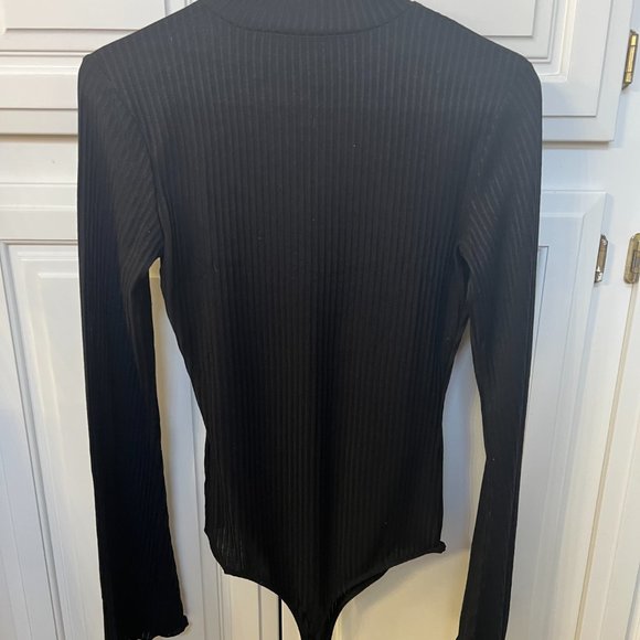 2 Small Kendall + Kylie long sleeve black and white off the shoulder bodysuit AS - Picture 2 of 9